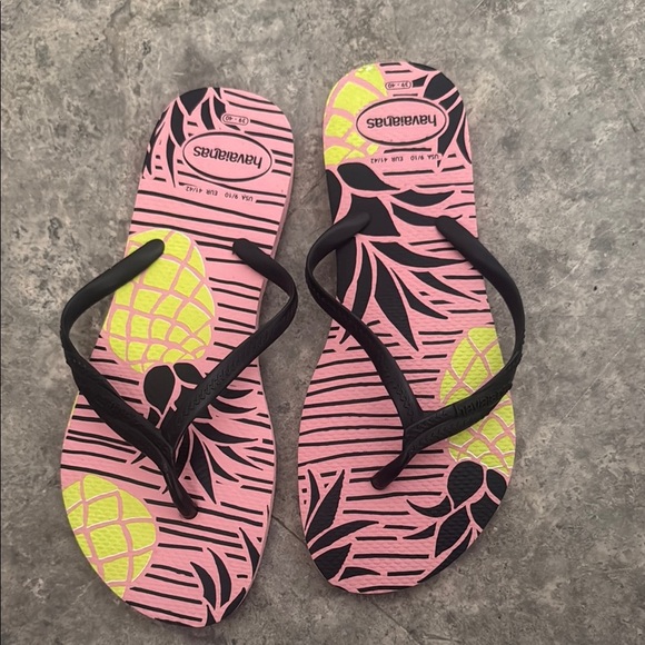 NWOT Havaianas Pink and Black Pineapple Flip Flops size 9/10 - Picture 1 of 3